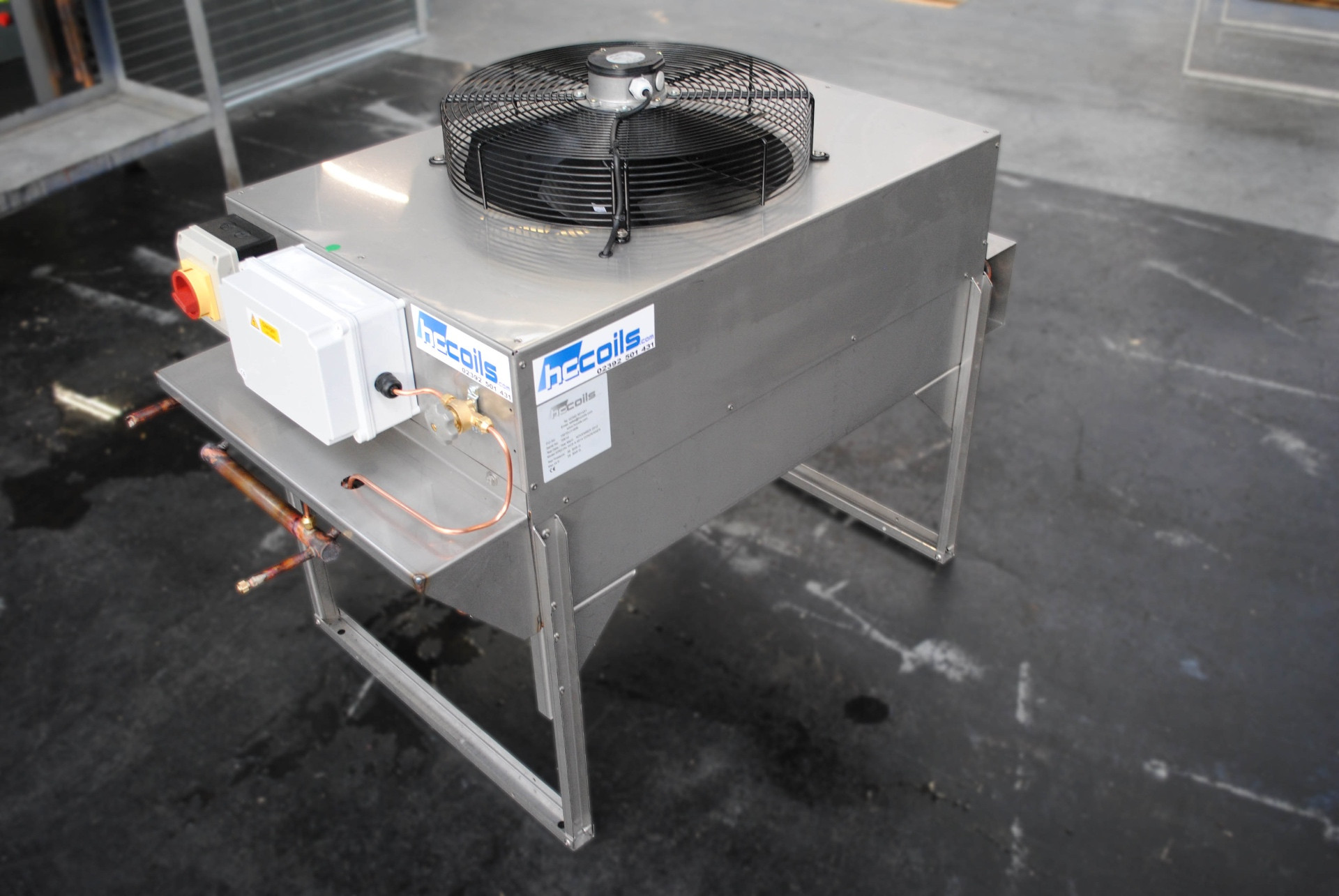 Compact HC Coils air cooled condenser with axial fan and electrical isolator