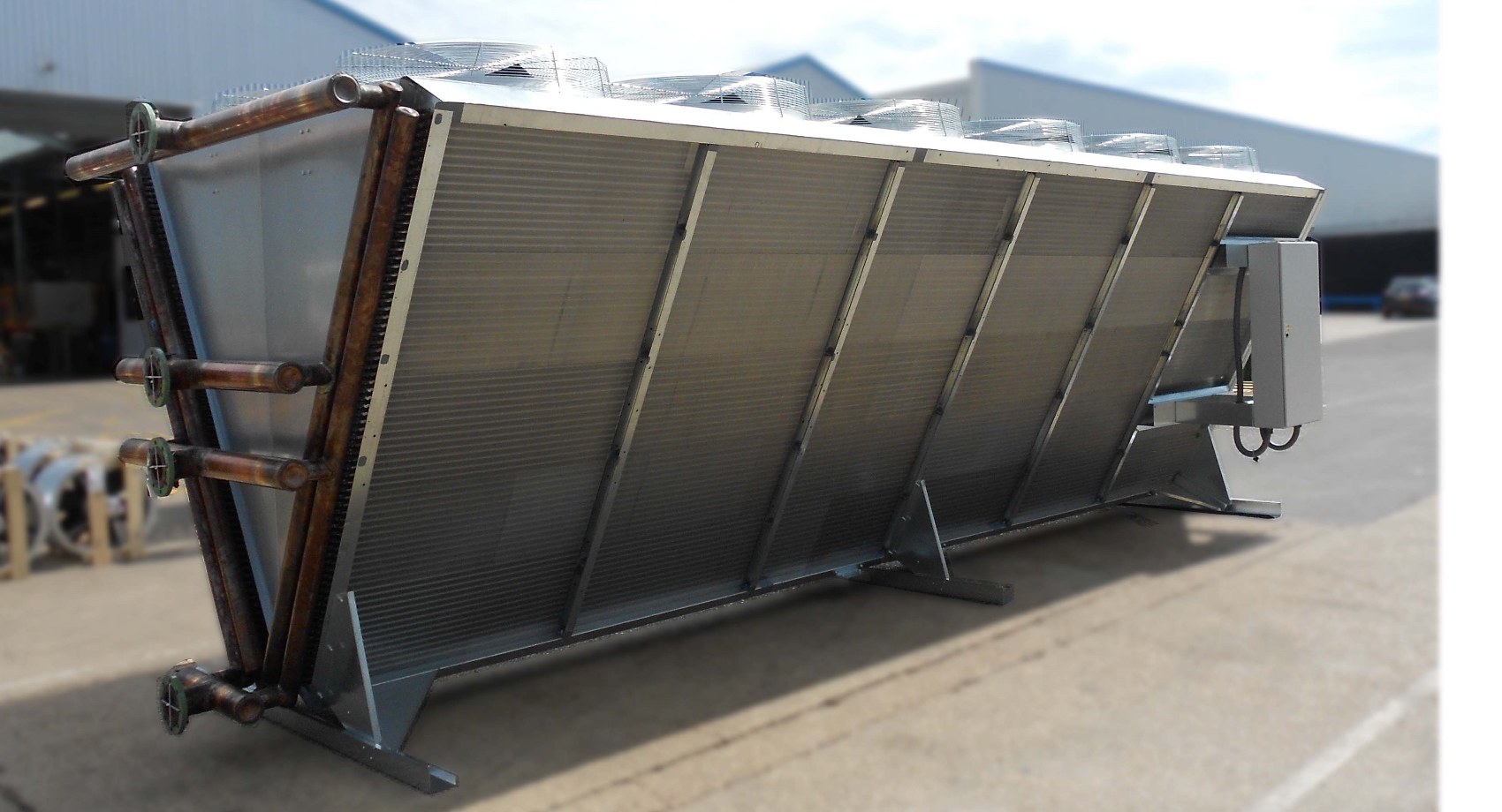 V-configuration dry cooler with copper headers and aluminium fins